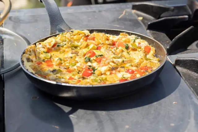 Ocakta pişen sebzeli yumurta tavası, festivalin yerel gastronomi çıktısı olarak sunuluyor.