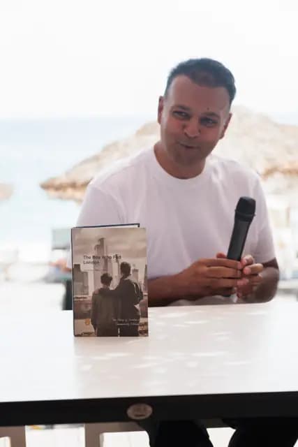 Deniz kenarındaki söyleşi masasında konuk mikrofonu eline alıp anlatmaya başlıyor.