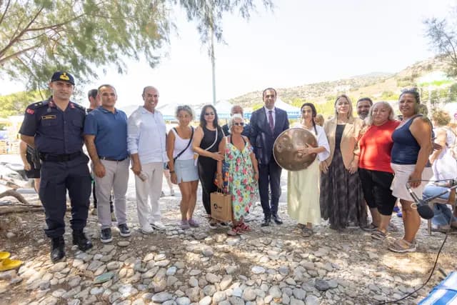 Festival alanında protokol, katılımcılar ve ekip bir arada toplu kare veriyor.