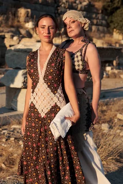 İki manken omuz omuza kameraya bakıyor; koleksiyonun desen çeşitliliği tek karede.